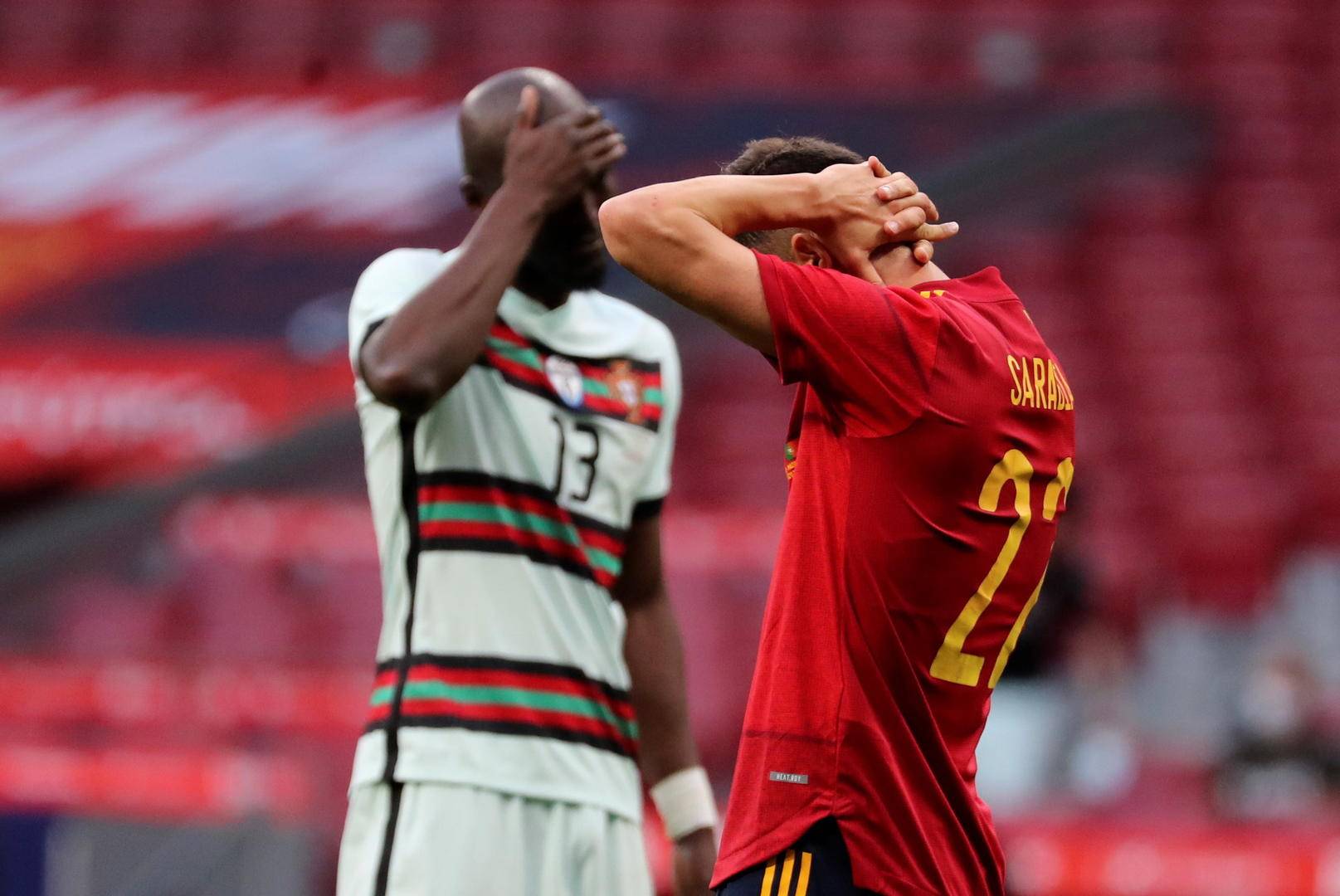 欧洲足坛知名球队为了夺冠展开激烈较量