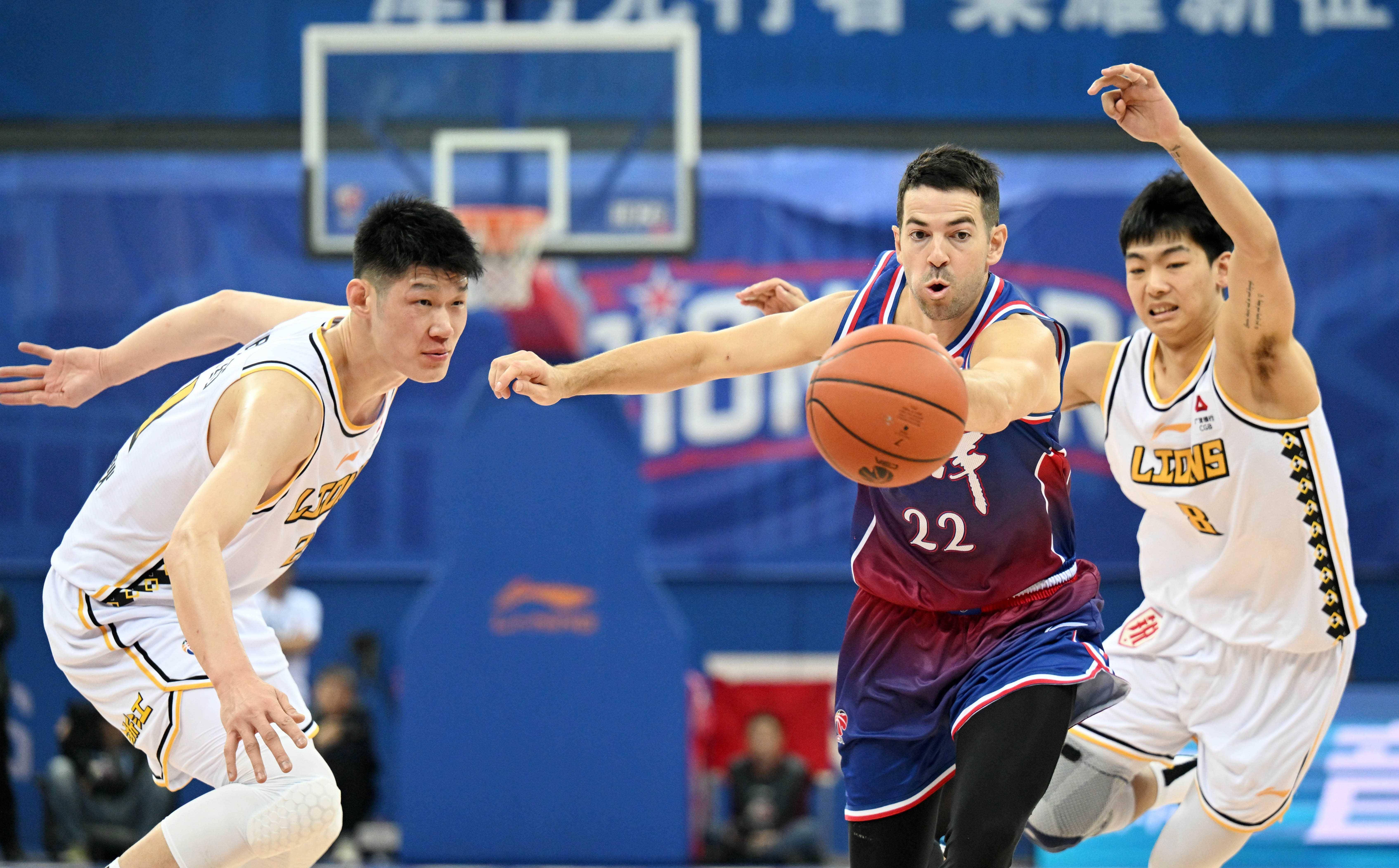 篮球联赛掀起热火纷呈的对抗风暴