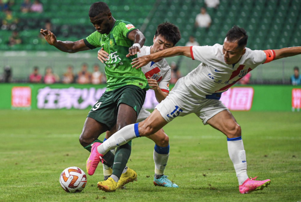 热门球队实现惊险逆转,赢得欢呼与掌声 热门球队实现惊险逆转,赢得欢呼与掌声