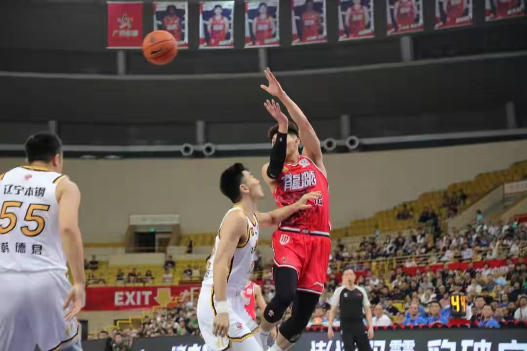 辽宁男篮在主场大胜青岛队，实现五连胜