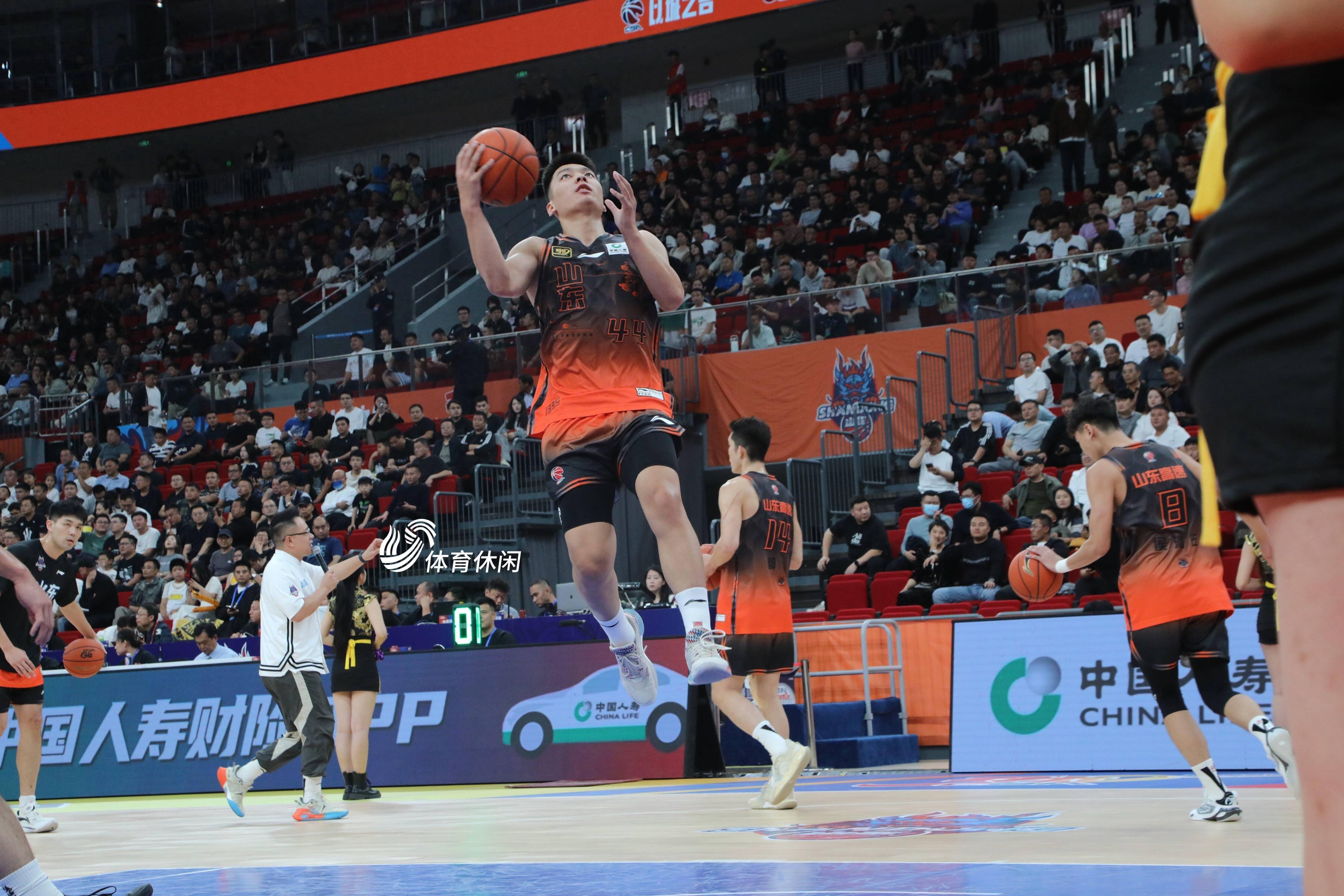 男篮联赛的一场激烈交锋成为近期焦点赛事