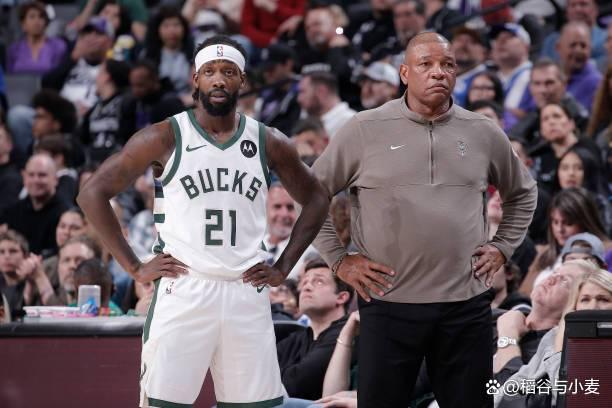 雄鹿队主控摔倒受伤,球队沉重损失 雄鹿队主控摔倒受伤,球队沉重损失