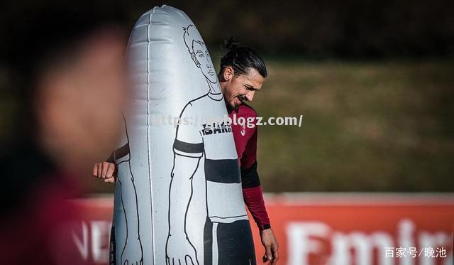 AC米兰传奇球星现身训练基地，助教身份备战下赛季