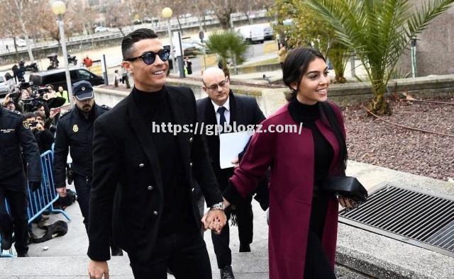 C罗携手妻子参观慈善机构，公益事业暖人心！