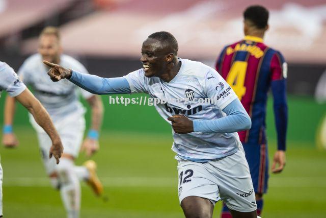 巴塞罗那官方宣布签约巴黎后卫，强化防线实力