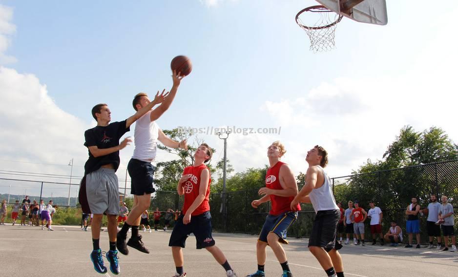 篮球场上的对抗,让人们感受到运动的魅力! 篮球场上的对抗,让人们感受到运动的魅力!