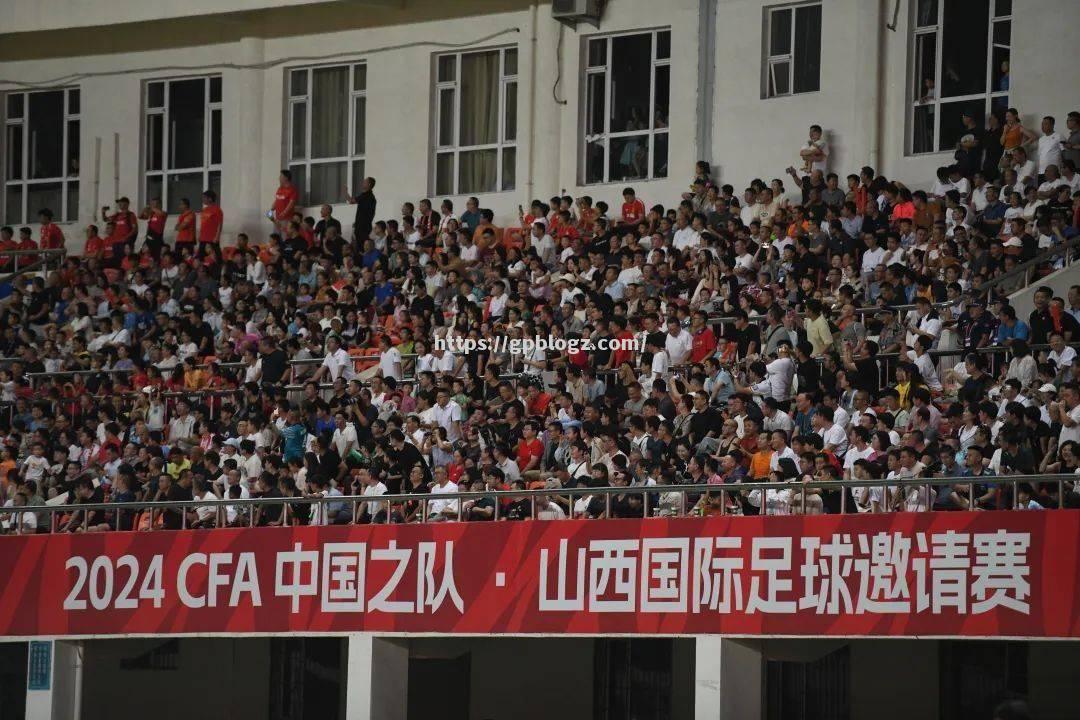 球员们在比赛中奋勇争先，为球队争得胜利