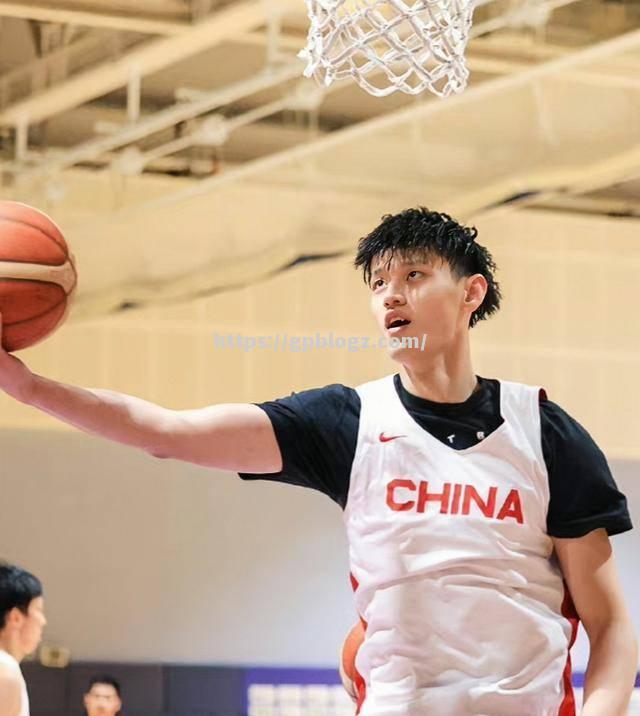 游泳新星崭露头角，奋斗向前迈进