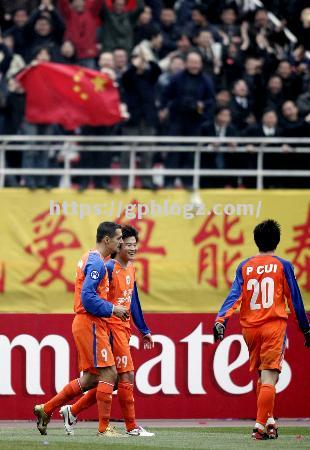 山东鲁能团结一致,集体作战 山东鲁能团结一致,集体作战