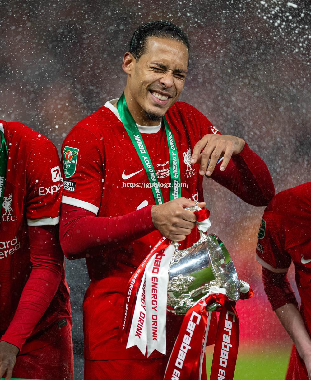 利物浦狂胜夺冠，狼队苦战告负