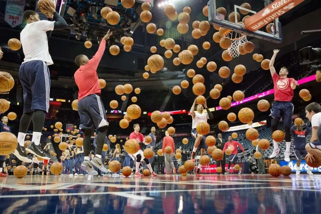 重温经典！赛场上精华瞬间让观众沉迷其中