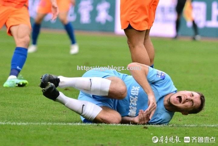 联赛中球员们呈现激烈比拼场面