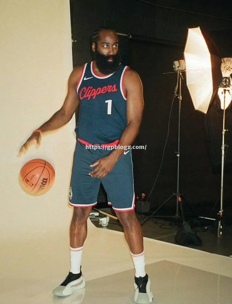 马刺队主帅接受采访，展望新赛季发展前景