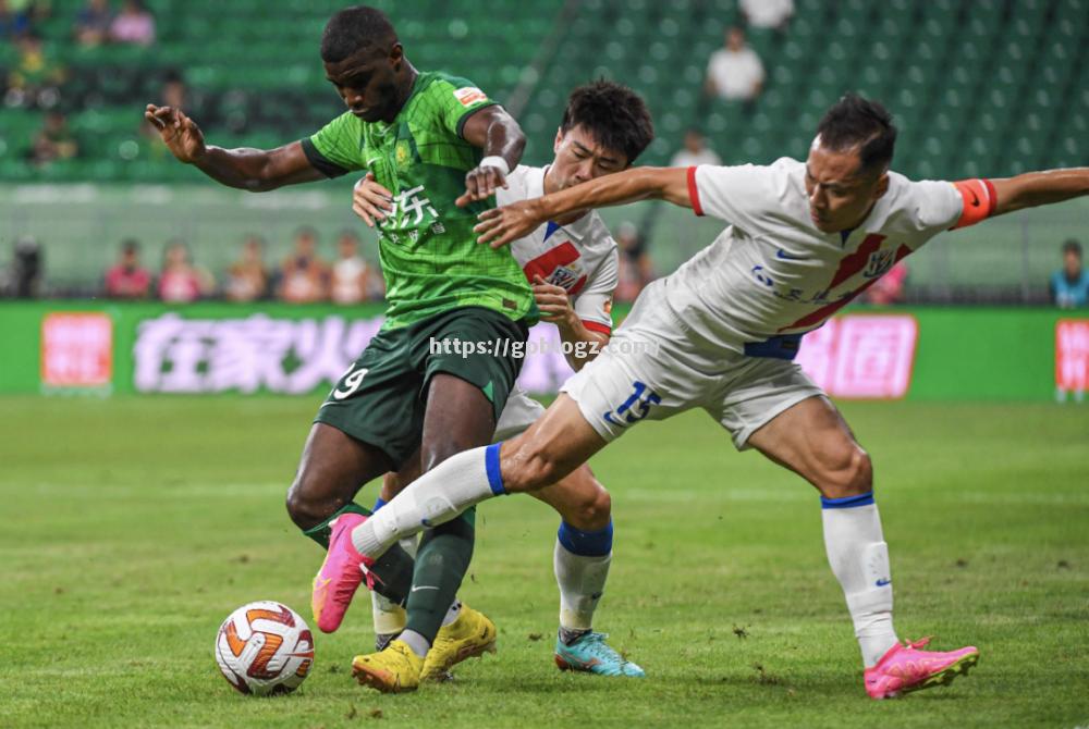 热门球队实现惊险逆转,赢得欢呼与掌声 热门球队实现惊险逆转,赢得欢呼与掌声