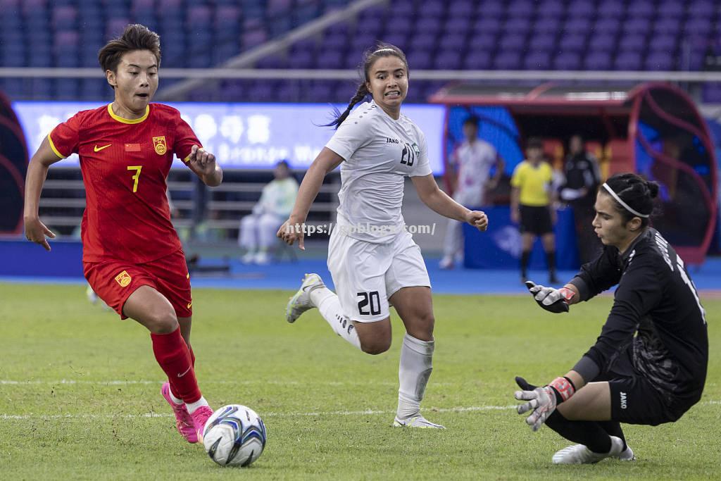 澳门女足球员训练努力，准备迎战竞争对手
