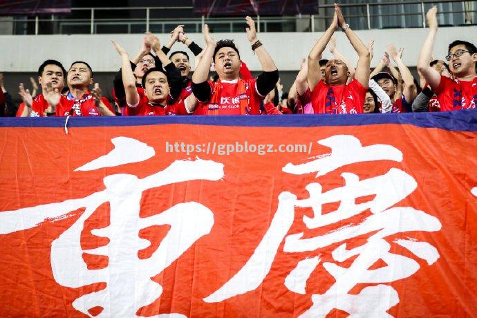 上海上港主场战胜重庆斯威，保持追赶之势