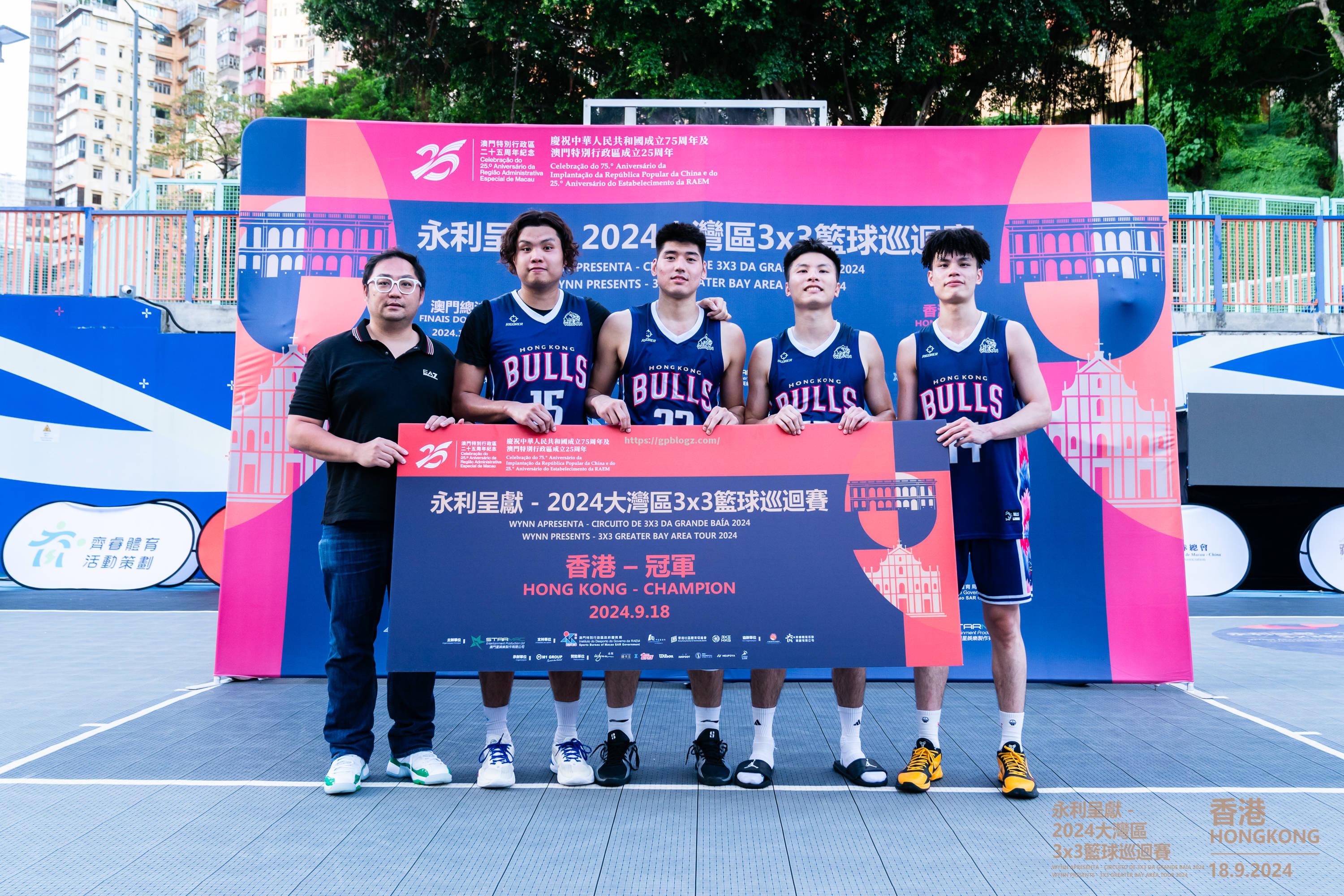 全球篮球巡回比赛收官，冠军团队豪取胜利