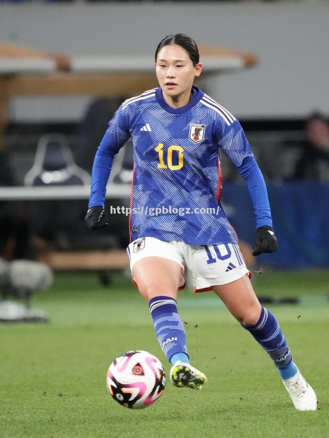 女足巨星发挥稳定，精准射门率先破门取得领先