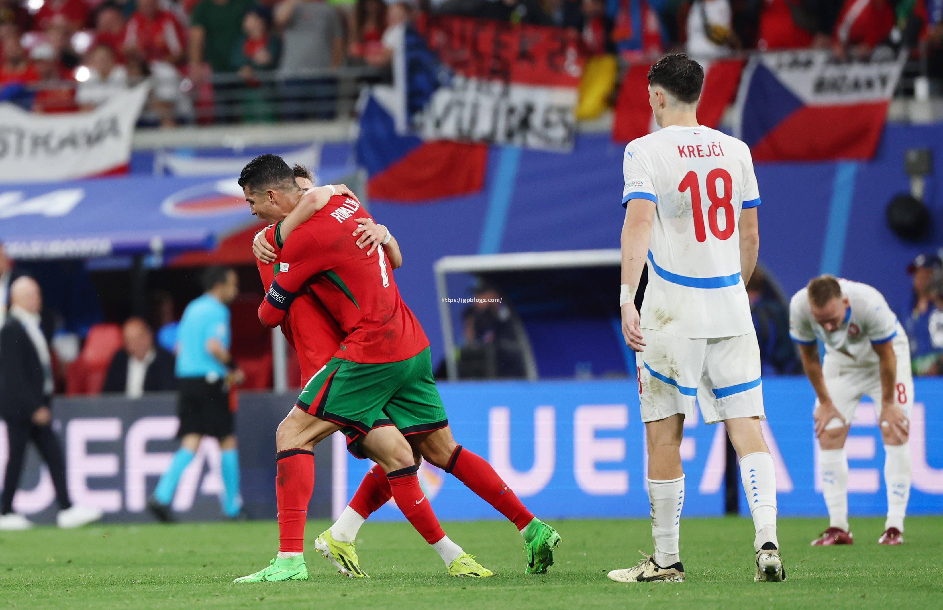 欧洲足球冠军联赛小组赛战局激烈