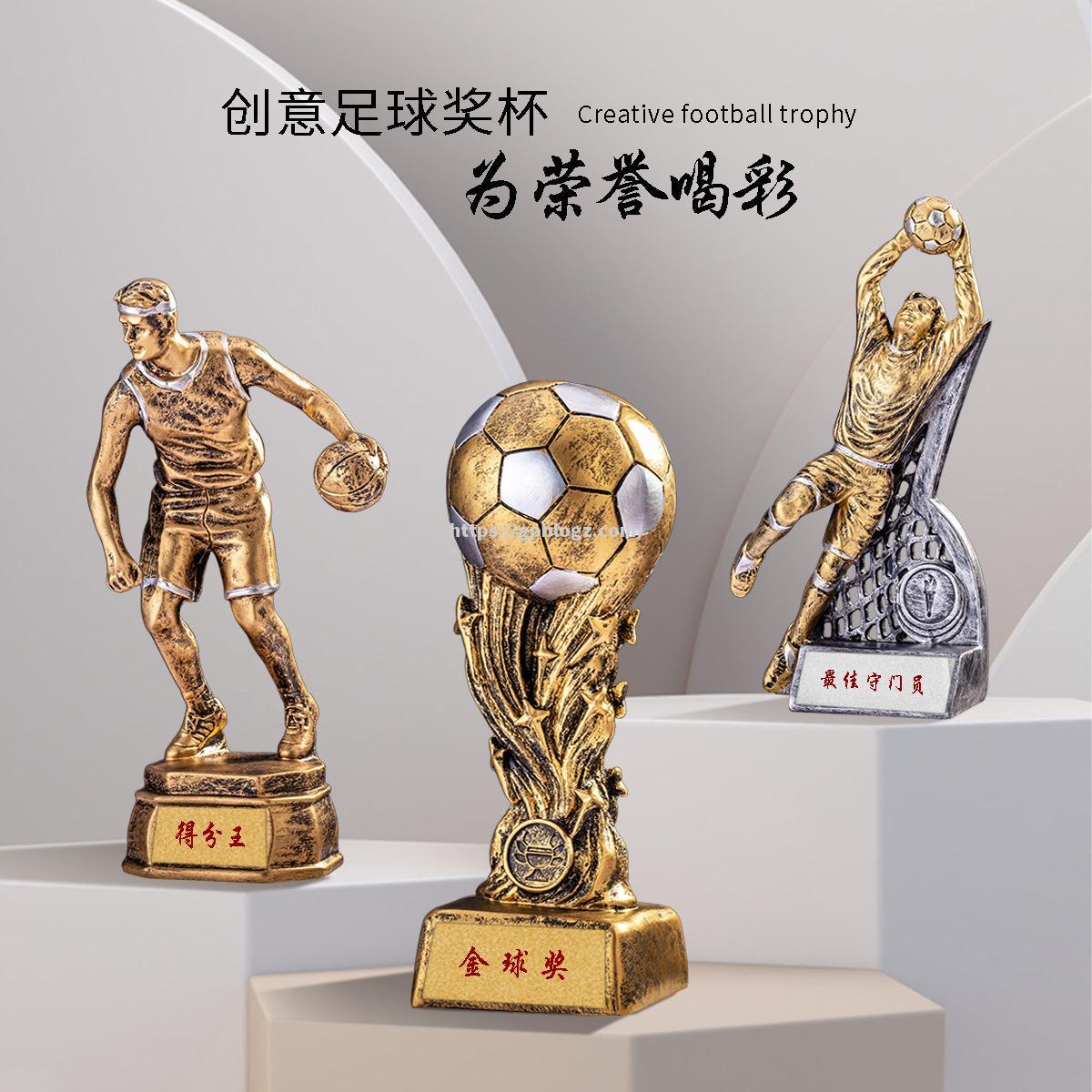 足球场上风起云涌，谁能捧起胜利的奖杯？