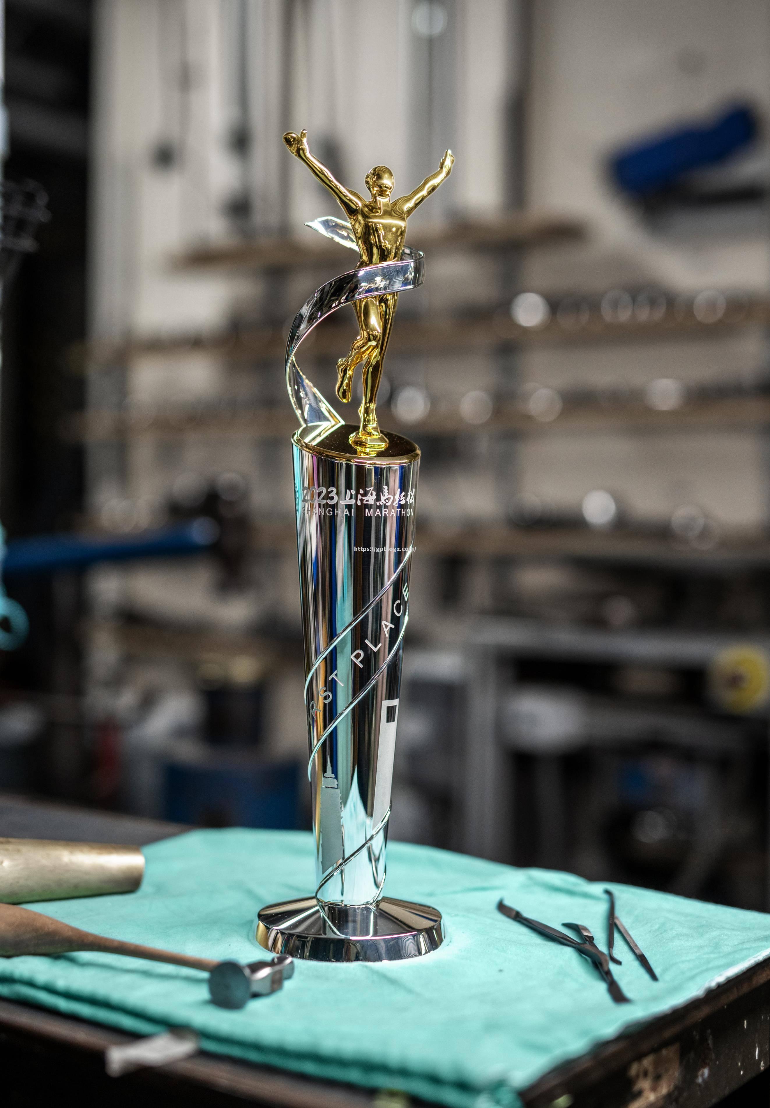 足球场上风起云涌，谁能捧起胜利的奖杯？