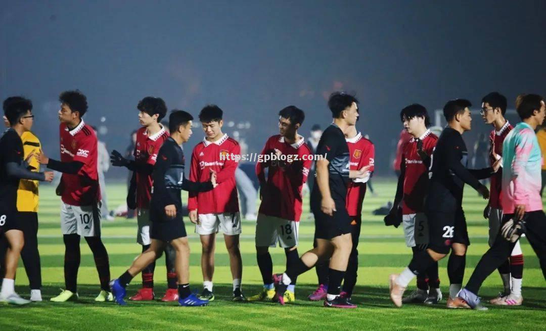 热血足球运动刺激人心，球员表现火热