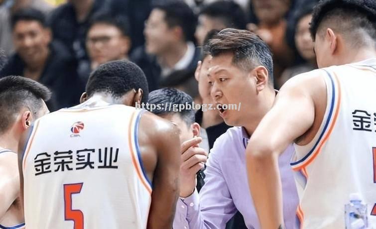 新闻发布！球队重要轮换球员受伤，需调整战术